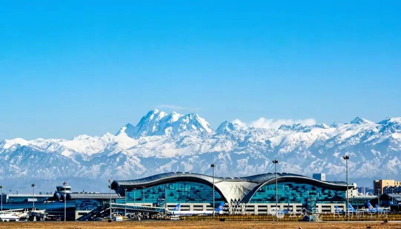 烏魯木齊機(jī)場(chǎng) T4 航站樓投運(yùn) 永新醫(yī)療 “全景智檢” 設(shè)備賦能智慧口岸通關(guān)